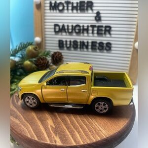 Mercedes-Benz X-Class Diecast Pickup 1:42 Kinsmart Gold